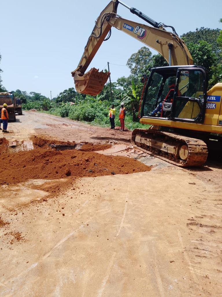 Route nationale n°4: des travaux de purges et remblais en cours de réalisation sur le point d’affaissement à Efok